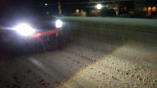 Momentul în care un şofer trece cu maşina peste un bărbat, în Braşov. Imagini filmate cu camera de bord (Video)