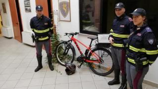 Invenţia unui român din Italia i-a adus o amendă de 5.000 de euro. Carabinerii i-au confiscat bicicleta