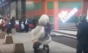 Un tânăr a vrut să îşi fure mireasa, înainte de nuntă, dar momentul s-a transformat într-o comedie