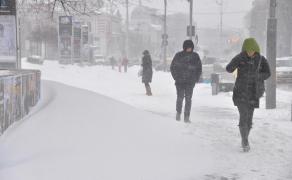 Stradă înzăpezită din București într-o zi de iarnă