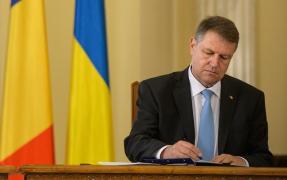 Klaus Iohannis semnează un document la Palatul Cotroceni