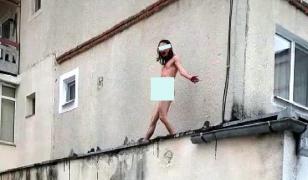 Tânăr dezbrăcat pe terasă