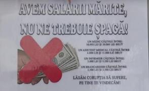Afise cu mesajul "Avem salarii marite, nu ne trebuie spagă", intr-un spital din România