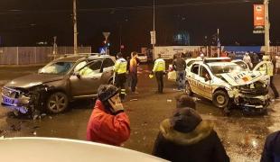 3 polițiști și un jandarm, răniți grav după un impact violent cu un Volvo, în București (Video)