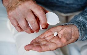 Bătrânul a fost filmat chiar în momentul în care a pătruns în camera colegului ca să fure