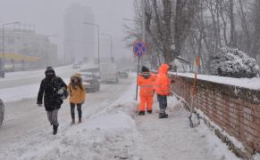 Trecători pe o stradă înzăpezită din București