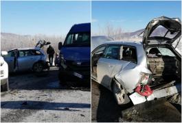 Șoferul unui microbuz a lovit trei mașini, pe DN 1, la Hula Bradului. Două femei şi o fetiţă de 3 ani la spital. Alți 10 oameni, implicați