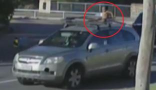 Copilul pe capota mașinii mamei sale