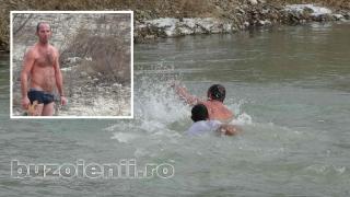 Doi bărbaţi au sărit după cruce în apă, la Buzău