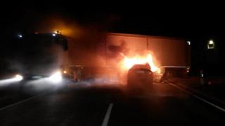 Două femei şi un bărbat, salvaţi din flăcări