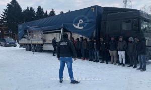 12 imigranţi, în camion