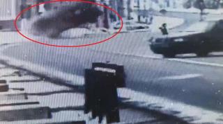 Un şofer adoarme la volan şi intră cu maşina direct într-un cap de pod. Momentul a fost filmat (Video)