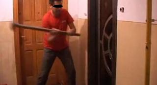 Un tânăr din Sibiu s-a apucat să distrugă blocul în care locuia, cu un baros. Vecinii s-au ascuns, de frică