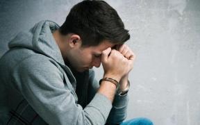 Un tânăr din Alba intră pe Facebook-ul iubitei să afle cine e amantul, plăteşte un preţ foarte scump