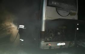 Un autocar plin cu oameni a luat foc în mers, pe un drum din Neamţ