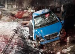 Rupt de beat, şi-a băgat soţia şi un copil în spital. A rupt un stâlp, apoi s-a izbit cu maşina de un cap de pod