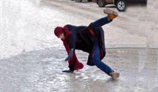 Zeci de oameni au ajuns la spitalul din Sibiu după ce au căzut pe gheaţă