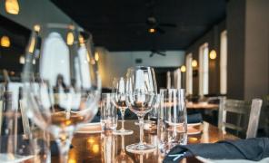 Primul restaurant nud din Paris a fost închis