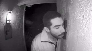 Tânărul filmat când linge soneria casei