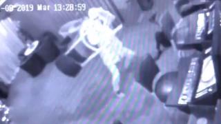 O fată a fost bătută crunt într-un cazinou de către un fost puşcăriaş