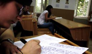 Elevii de liceu ar putea da examen de treaptă în clasa a X-a