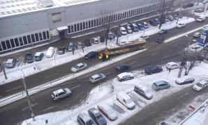 Un tramvai a ajuns printre maşini, în mijlocul străzii, după ce a ieşit de pe şine în Botoşani (Video)