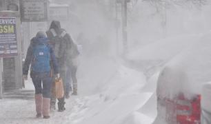 Stradă înzăpezită din Bucureşti în vreme de iarnă, pe viscol