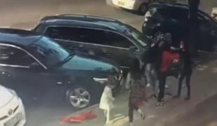 Mamă bătută pe stradă