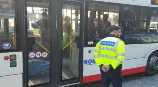 Un bărbat a murit în autobuz, s-a prăbuşit sub privirile îngrozite ale călătorilor (Video)