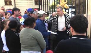 Gigi Becali a împărţit un teanc de bani oamenilor nevoiaşi