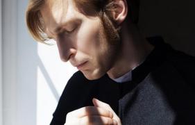 Preot, tată a 5 copii, găsit fără suflare în casă. Bărbatul şi-ar fi pus capăt vieţii