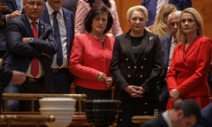 Viorica Dăncilă priveşte către urnele de vot ale moţiunii de cenzură