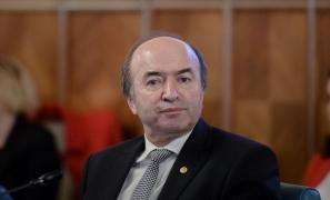 Tudorel Toader stă pe scaun la masa de ședință a Guvernului