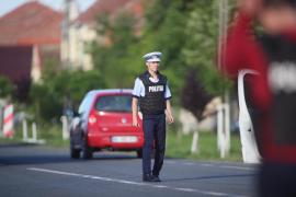 Poliţist spulberat de o maşină furată, la volanul căreia se afla un minor beat, care a spart filtrul poliţiei
