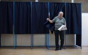 Alegător într-o secție de votare