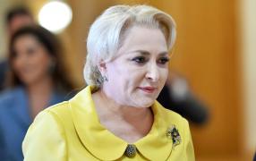 Viorica Dăncilă pe holurile Parlamentului