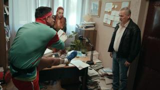 In Mangalița, primarul vrea să-și dea afară secretara, iar soțul directoarei economice se înscrie, pe furiș, la școală