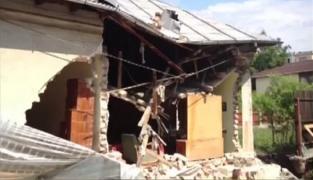 Femeie și nepotul ei la spital, după ce s-au apucat să renoveze casa și au dărâmat un perete peste ei