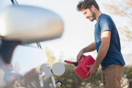 Austriac păcălit de un român să-i facă plinul la maşină şi să-i dea şi 400 de euro