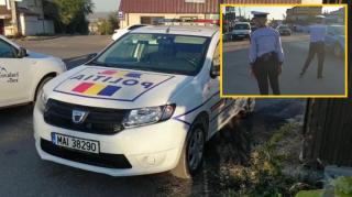 Mașină de poliție și polițiști care o caută pe tânăra ce spunea că e răpită