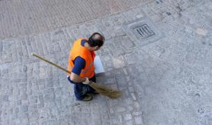 Medic şpăgar, obligat să muncească fără plată, în piaţă. Sume uriaşe confiscate de anchetatori