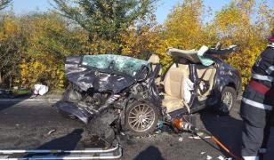 Jaguar distrus de un TIR