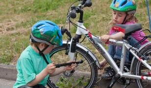 Copil din Oroftiana, Botoşani mort în timp ce umfla roata la bicicletă