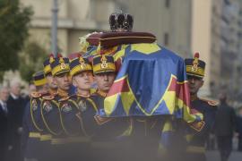 Militarii din Garda Națională duc sicriul regal