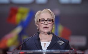 Viorica Dăncilă ține un discurs, la tribună