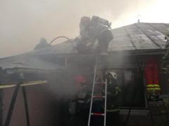 O femeie din Vaslui a dat foc la două case, după ce s-a băgat cu o lumânare sub pat