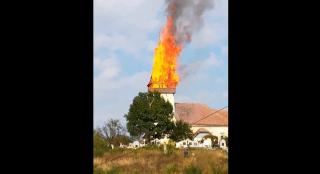 Incendiu puternic la Biserica Unitariană din Sânmiclăuș, în Alba