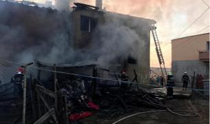 Acoperişul unui bloc, afectat de incendiu