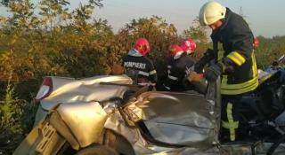 Mașina lovită de tren în accidentul de la Săteni