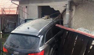 Bătrân spulberat de o maşină în casă, în Cârţa, Harghita